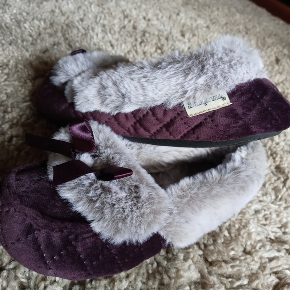 Dearfoams Like new purple insulated fuzzy slippers - Picture 3 of 4
